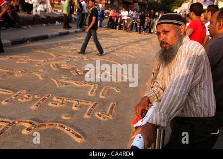 7. Juni 2012 - Kairo, Ägypten - ägyptische Anti-Mubarak-Demonstranten im Kairoer Tahrir-Platz am 7. Juni 2012 zeigen. Tausende Ägypter strömten zum ikonischen Kairos Tahrir-Platz und andere Orte am Donnerstag das Urteil im Fall Ex-Präsident Hosni Mubarak sowie Rücktritt überliefert zu protestieren Stockfoto