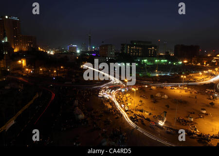 7. Juni 2012 - Kairo, Ägypten - ägyptische Anti-Mubarak-Demonstranten im Kairoer Tahrir-Platz am 7. Juni 2012 zeigen. Tausende Ägypter strömten zum ikonischen Kairos Tahrir-Platz und andere Orte am Donnerstag das Urteil im Fall Ex-Präsident Hosni Mubarak sowie Rücktritt überliefert zu protestieren Stockfoto