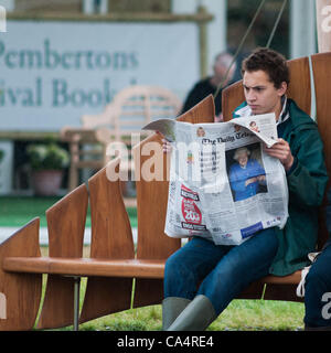 Ein Mann liest eine Kopie des Daily Telegraph in der Hay Festival, ist jetzt feiert es 25. Jahr 7. Juni 2012 Stockfoto