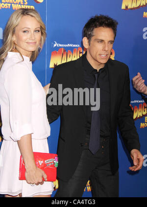 7. Juni 2012 - New York, New York, US - Schauspieler BEN STILLER und Schauspielerin CHRISTINE TAYLOR besuchen die New Yorker Premiere von "Madagascar 3: Europas Most Wanted" im Ziegfeld Theater statt. (Bild Kredit: Nancy Kaszerman/ZUMAPRESS.com ©) Stockfoto