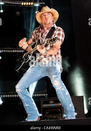 7. Juni 2012 - Nashville, Tennessee; USA - Musiker JASON ALDEAN tritt bei LP Field im Rahmen des CMA Music Festival, das in der Innenstadt von Nashville stattfindet.  Die viertägige, die Country-Musik-Festival mehr als 65 zieht fans 000 täglich um eine Vielzahl von Künstler auf mehreren Bühnen zu sehen.  Copyright 201 Stockfoto