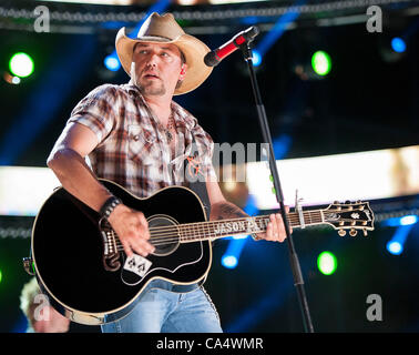 7. Juni 2012 - Nashville, Tennessee; USA - Musiker JASON ALDEAN tritt bei LP Field im Rahmen des CMA Music Festival, das in der Innenstadt von Nashville stattfindet.  Die viertägige, die Country-Musik-Festival mehr als 65 zieht fans 000 täglich um eine Vielzahl von Künstler auf mehreren Bühnen zu sehen.  Copyright 201 Stockfoto