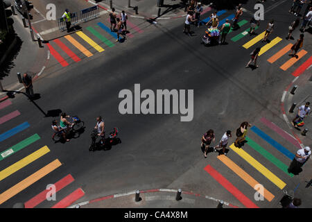 Crosswalks mit den Regenbogenfarben in Bugrashov Street während der jährlichen LGBT Tel Aviv Pride Parade gemalt auch als "Love Parade" als Teil der internationalen Einhaltung der Gay Pride Monat. Israel Stockfoto