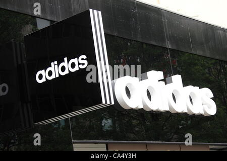 Freitag, 8. Juni 2012 UK Feminista Protest bei Adidas speichern Oxford Street in London. Die Gruppe behaupten, dass Adidas Indonesisch verdanken Arbeitnehmerinnen einige $1. 8m bei den Löhnen, die nach der Schließung eines ihrer Zulieferbetriebe im 2011. Kreditrahmen: Kredit: HOT SHOTS / Alamy Live News Stockfoto