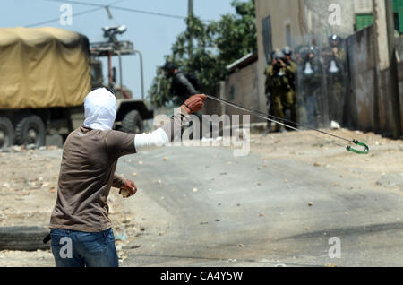 8. Juni 2012 - Nablus, West Bank, Palästina - palästinensische Demonstranten mit Steinen werfen in Richtung israelische Grenzpolizei bei Auseinandersetzungen nach einer Demonstration gegen die nahe gelegene jüdische Siedlung Kdumim, im Westjordanland-Dorf von Kfar Kadum, in der Nähe von Nablus 8. Juni 2012 (Credit-Bild: © Nedal Esh Stockfoto
