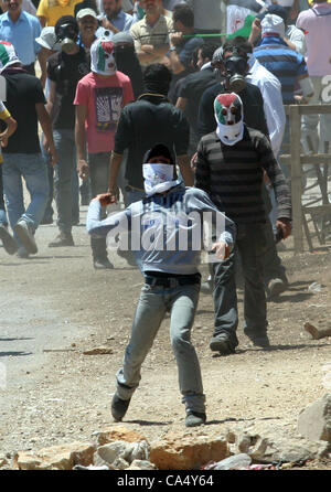 8. Juni 2012 - Nablus, West Bank, Palästina - palästinensische Demonstranten mit Steinen werfen in Richtung israelische Grenzpolizei bei Auseinandersetzungen nach einer Demonstration gegen die nahe gelegene jüdische Siedlung Kdumim, im Westjordanland-Dorf von Kfar Kadum, in der Nähe von Nablus 8. Juni 2012 (Credit-Bild: © Nedal Esh Stockfoto