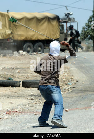 8. Juni 2012 - Nablus, West Bank, Palästina - palästinensische Demonstranten mit Steinen werfen in Richtung israelische Grenzpolizei bei Auseinandersetzungen nach einer Demonstration gegen die nahe gelegene jüdische Siedlung Kdumim, im Westjordanland-Dorf von Kfar Kadum, in der Nähe von Nablus 8. Juni 2012 (Credit-Bild: © Nedal Esh Stockfoto