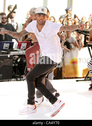 8. Juni 2012 - New York, New York, US - Sänger CHRIS BROWN führt auf die "Today" show am Rockefeller Plaza statt. (Bild Kredit: Nancy Kaszerman/ZUMAPRESS.com ©) Stockfoto