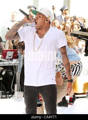 8. Juni 2012 - New York, New York, US - Sänger CHRIS BROWN führt auf die "Today" show am Rockefeller Plaza statt. (Bild Kredit: Nancy Kaszerman/ZUMAPRESS.com ©) Stockfoto