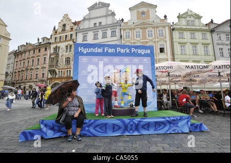 Hyundai Fan Park Praha 2012 für Fußball-EM 2012 eröffnet für Fans auf dem Altstädter Ring in Prag, Tschechien am 8. Juni 2012. (CTK Foto/Vit Simanek) Stockfoto