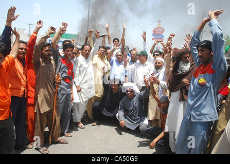 Bürger von Lahore inszenierte eine Demonstration unter dem Banner der alle Pakistan CNG Dealers Association am Tukhar Niaz Baig am Freitag. Die Demonstranten kritisiert stark die mögliche Erhöhung der CNG-Tarife. Eine Autorikscha wurde auch in Brand gesetzt auf den Anlass in Lahore Juni 0 Stockfoto