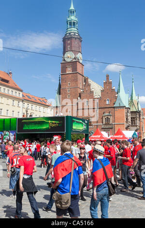Wroclaw, Polen. Freitag, 8. Juni 2012. Die Fans in der Fanzone vor Tschechien Vs Russland Spiel für die Euro 2012. Stockfoto