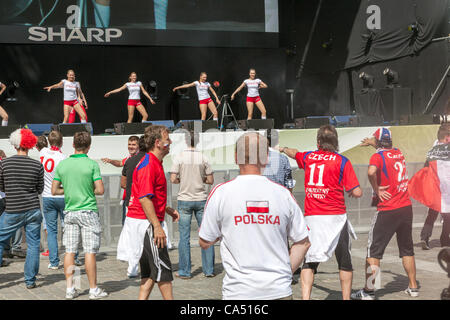 Wroclaw, Polen. Freitag, 8. Juni 2012. Die Fans in der Fanzone vor Tschechien Vs Russland Spiel für die Euro 2012. Stockfoto