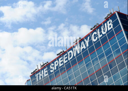 8. Juni 2012 - Fort Worth, Texas, USA - 8. Juni 2012. Ft. Worth, Texas, USA. Wolken bestehen den Turm des Speedway Club auf dem Texas Motor Speedway in Fort Worth, Texas. (Kredit-Bild: © Ralph Lauer/ZUMAPRESS.com) Stockfoto