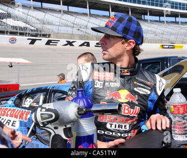 8. Juni 2012 - Fort Worth, Texas, USA - 8. Juni 2012. Ft. Worth, Texas, USA. Travis Pastrana nach einem Übungsbeispiel für die Hoon Kaboom Global Rally Cross-Veranstaltung auf dem Texas Motor Speedway in Fort Worth, Texas. (Kredit-Bild: © Ralph Lauer/ZUMAPRESS.com) Stockfoto