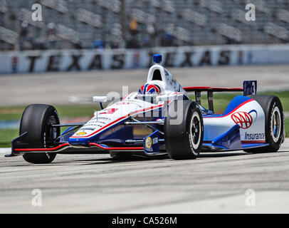 8. Juni 2012 - Fort Worth, Texas, Vereinigte Staaten von Amerika - Helio Castroneves (3) Fahrer des AAA Insurance Team Penske Autos in Aktion während der Qualifikation für das Rennen der IZOD Indycar Firestone 550 auf dem Texas Motor Speedway in Fort Worth, Texas. IZOD Indycar-Fahrer Alex Tagliani (98) Fahrer des Team-Ba Stockfoto