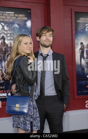 9. Juni 2012 - statt Hollywood, Kalifornien, USA - Jennifer Meyer und Tobey Maguire während der Premiere des neuen Films von Warner Bros. Bilder ROCK OF AGES im Grauman Chinese Theatre, am 8. Juni 2012, in Los Angeles. (Kredit-Bild: © Michael Germana/Globe Photos/ZUMAPRESS.com) Stockfoto