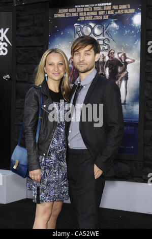 8. Juni 2012 - statt Hollywood, Kalifornien, USA - Jennifer Meyer und Tobey Maguire während der Premiere des neuen Films von Warner Bros. Bilder ROCK OF AGES im Grauman Chinese Theatre, am 8. Juni 2012, in Los Angeles. (Kredit-Bild: © Michael Germana/Globe Photos/ZUMAPRESS.com) Stockfoto