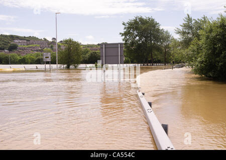 Samstag, 9. Juni 2012 The River Rheidol, geschwollen nach zwei Tagen Regen und mit einer Flut zwingt das Wasser zurück, bricht seine Banken und Überschwemmungen tiefer gelegenen Gebieten von Geschäften und befindet sich am Stadtrand von Aberystwyth Wales UK Stockfoto