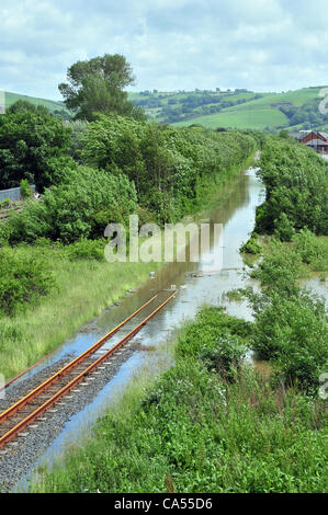 Samstag, 9. Juni 2012. Die Schmalspur-Bahnstrecke der Vale of Rheidol Railway bedeckt Hochwasser in Aberystwyth, West Wales, UK. Stockfoto