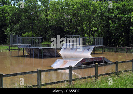 Samstag, 9. Juni 2012. Skatepark bedeckt im Hochwasser am Ufer des Flusses Rheidol, Aberystwyth West Wales, UK am 9. Juni 2012 Stockfoto