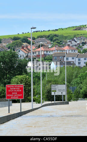 Samstag, 9. Juni 2012. West-Wales, UK. Die Hauptstraße südlich von Aberystwyth (das die A487 wird) in Hochwasser in der Nähe von Llanbadarn Fawr abgedeckt. Stockfoto