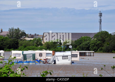 Samstag, 9. Juni 2012. Wohnwagen in einem Ferienpark am Ufer des Flusses Rheidol in Aberystwyth, West Wales, UK überflutet. Die Polizei-Station (mit Kommunikation Mast) im Hintergrund vermieden Überschwemmungen. Stockfoto