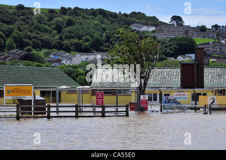 Samstag, 9. Juni 2012. Aberystwyth University Sportanlagen am Blaendolau überflutet nach dem Höhenweg Starkregen am 8./9. Juni 2012 Stockfoto