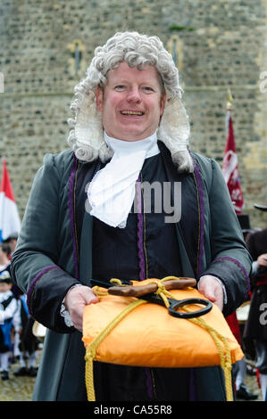 Nordirland, Carrickfergus, 06.09.2012. Elder Stadt stellt den Schlüssel zum Schloss an das Re-Enactment der Landung der König William der Orange in Carrickfergus im Jahre 1690 Stockfoto