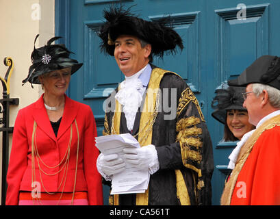 9. Juni 2012. York, UK. Der Oberbürgermeister von York auf den Stufen des The Mansion House und verkündet die Einweihung des 800. Jubiläums der Stadt York immer eine selbstverwaltete Stadt durch die königliche Charta von König John im Jahr 1212. Stockfoto