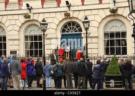 9. Juni 2012. York, UK. Der Oberbürgermeister von York auf den Stufen des The Mansion House, York verkündet die Einweihung des 800. Jubiläums der Stadt York immer eine selbstverwaltete Stadt durch die königliche Charta von König John im Jahr 1212. Stockfoto