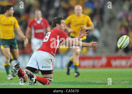 09.06.2012 Brisbane, Australien. Mike Phillips geht über Feld spät in das erste Testspiel zwischen Australien und Wales von Suncorp Stadium Stockfoto