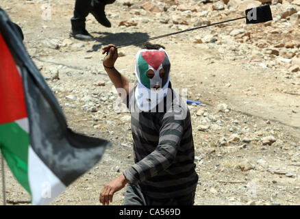 8. Juni 2012 - Nablus, West Bank, Palästina - palästinensische Demonstranten Steinwurf gegen israelische Grenzpolizei bei Auseinandersetzungen nach einer Demonstration gegen die nahe gelegene jüdische Siedlung Kdumim, im Westjordanland-Dorf von Kfar Kadum, in der Nähe von Nablus. (Kredit-Bild: © Nedal Eshtayah/APA Ima Stockfoto