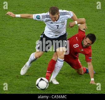 09.06.2012. Lemberg, Ukraine.  Deutschlands BastianSchweinsteiger (L) und Portugals Joao Moutinho wetteifern um die Kugel während der UEFA EURO 2012-Gruppe B-Fußballspiel Deutschland gegen Portugal bei Arena Lviv in Lviv, Ukraine, 9. Juni 2012. Stockfoto