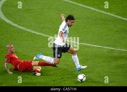 09.06.2012. Lvivi, Ukraine.  Portugals Raul Meireles (L) befasst sich Deutschlands Sami Khedira während der UEFA EURO 2012-Gruppe B-Fußballspiel Deutschland gegen Portugal bei Arena Lviv in Lviv, Ukraine, 9. Juni 2012. Stockfoto