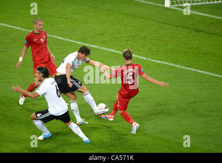 09.06.2012. Lvivi, Ukraine.  Deutschlands Sami Khedira (2 L) Anrufe Handball im Feld während der UEFA EURO 2012-Gruppe B Fußball Spiel Deutschland Vs Portugal bei Arena Lviv in Lviv, Ukraine, 9. Juni 2012. Stockfoto