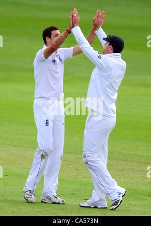 09.06.2012 Birmingham, England. Steven Finn und Kevin Pietersen feiern das Wicket von Darren Sammy während des dritten Test England gegen die West Indies bei Edgbaston. Stockfoto