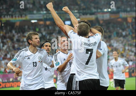 09.06.2012. Lviv Ukraine Deutschland Mario Gomez (3. R) feiert mit Teamkollegen nach erzielte das Tor für 1-0 während der UEFA EURO 2012-Gruppe B-Fußball Deutschland Vs Portugal bei Arena Lviv in Lviv, Ukraine, 9. Juni 2012 entsprechen. Deutschland gewann das Spiel mit einem Score von 1-0. Stockfoto