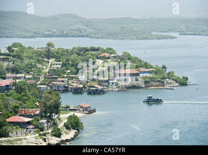 14. Mai 2012 - Santiago De Cuba, US - A Tourist Fähre Boot Köpfe nach Cayo Granma, eine kleine Insel weniger als eine Meile von El Morro, eine riesige Festung im Jahre 1683 begonnen und die sitzt oben auf den Klippen am schmalen Eingang zur Bucht von Santiago. (Kredit-Bild: © PJ Heller/ZUMAPRESS.com) Stockfoto