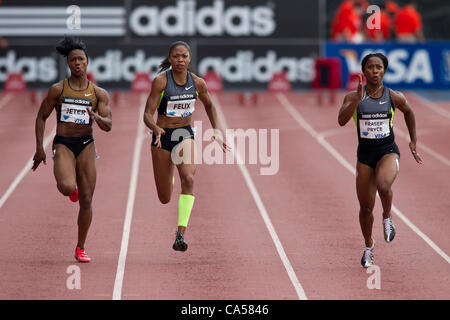 Shelly-Ann Fraser-Preis (JAM) -R, gewinnen die Frauen "s100m, Allyson Felix (USA) -C, und Carmelita Jeter (USA) in New York City Grand Prix 2012, Icahn Stadium, Randall Island, New York Stockfoto