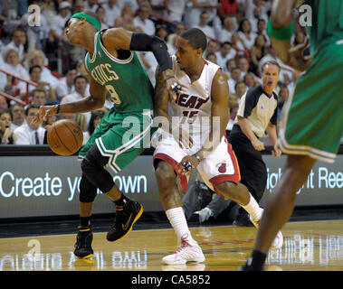 9. Juni 2012 - Miami, FL - Florida, USA - Vereinigte Staaten - fl-ml-Wärme-celtics09f--Miami Hitzeschutz, Mario Chalmers in Boston Celtics Wache Rajon Rondo im ersten Quartal von Spiel 7 der Eastern Conference Finals, Samstag, 9. Juni 2012, bei AmericanAirlines Arena läuft.  Michael Laughlin, S Stockfoto