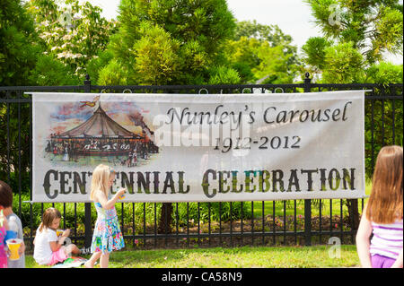 Historischen Nunley Karussell Centennial Celebration auf Samstag, 9. Juni 2012, am Museum Row, Garden City, Long Island, New York, USA. 100. Jahrestag feiern enthalten alte Zeit Partie Krocket; ein Besuch von Ex-Präsident Theodore Roosevelt - dargestellt von Schauspieler James Foote - wer wieder für Pres lief Stockfoto