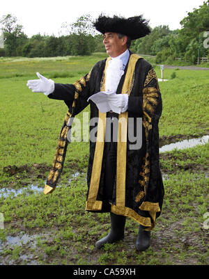 9. Juni 2012. York, UK, The Lord Mayor of York, Hofrat Keith Hyman, steht auf einem durchweichten Feld am Fulford in der Nähe von York, das Gedenken an den lokalen selten Rainfarn Käfer, der Königin Diamond Jubilee und das 800. Jubiläum der Stadt York bekannt zu geben. Stockfoto