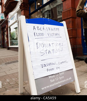 Sonntag, 10. Juni 2012. Alexanders Immobilienmakler in Aberystwyth Wales UK als ein Notfall "Spende Station" für die Menschen zu bringen, Kleidung, Bettwäsche und andere Ausrüstung für diejenigen obdachlos durch die Flash Überschwemmungen Gebiets West Wales am Samstag 9 Juine Foto © Keith Morris Stockfoto