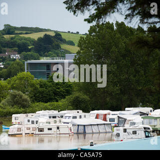 Sonntag, 10. Juni 2012. Aberystwyth Holiday Village (mit den regionalen Büros von der Regierung von Wales im Hintergrund) nach den Sturzfluten, die Bereich Aberystwyth am Samstag, 9. Juni 2012 getroffen.  Der Fluß Rheidol entlang der Kante des Standortes mündet platzte es Banken und überflutet die Campingplatz-f Stockfoto