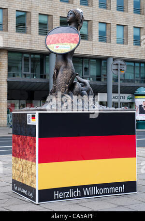 Statue der Meerjungfrau (Symbol Warschaus) mit deutscher Flagge stehend in Warschau während der Europameisterschaft 2012. 16 Monumente, Wahrzeichen der Stadt wurden in Warschau, Fußball-Fans aus ganz Europa begrüßen zu dürfen. 10. Juni 2012 Stockfoto