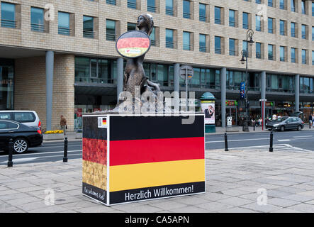 Statue der Meerjungfrau (Symbol Warschaus) mit deutscher Flagge stehend in Warschau während der Europameisterschaft 2012. 16 Monumente, Wahrzeichen der Stadt wurden in Warschau, Fußball-Fans aus ganz Europa begrüßen zu dürfen. 10. Juni 2012 Stockfoto