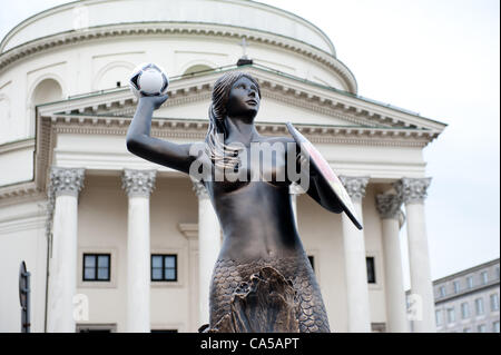 Statue der Meerjungfrau (Symbol Warschaus) mit deutscher Flagge stehend in Warschau während der Europameisterschaft 2012. 16 Monumente, Wahrzeichen der Stadt wurden in Warschau, Fußball-Fans aus ganz Europa begrüßen zu dürfen. 10. Juni 2012 Stockfoto