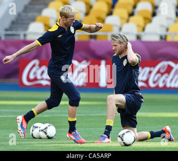 10.06.2012. Kiew, Ukraine.  Schweden-Spieler Christian Wilhelmsson (L) und Ola Toivonen (R) ist während einer Trainingseinheit im Olympiastadion in Kiew am 10. Juni 2012, am Vorabend der Team EM 2012 Eröffnungsspiel Fußball abgebildet. Stockfoto