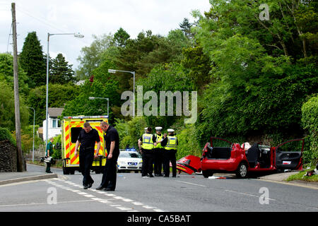 Windermere, Cumbria. 10. Juni 2012. Straße in der Nähe wegen tödlichen Unfall - ein 68 Jahre alte Pkw am Tatort starb--Windermere 15:00 The Pride von Cumbria Flugrettung flog ein Patient, der in einem ernsten Zustand, Royal Preston Hospital war. Ein Mann & Frau musste frei geschnitten werden. Stockfoto